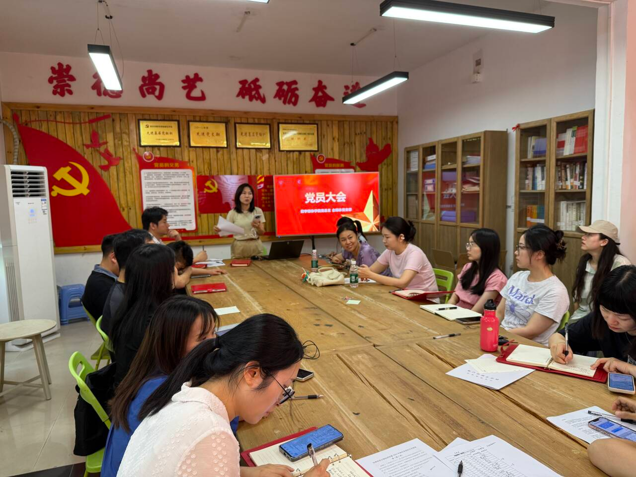 全媒体党支部召开党员...