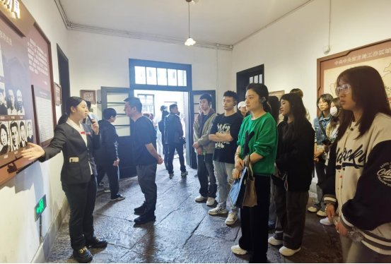 争当红岩先锋 维护国家...