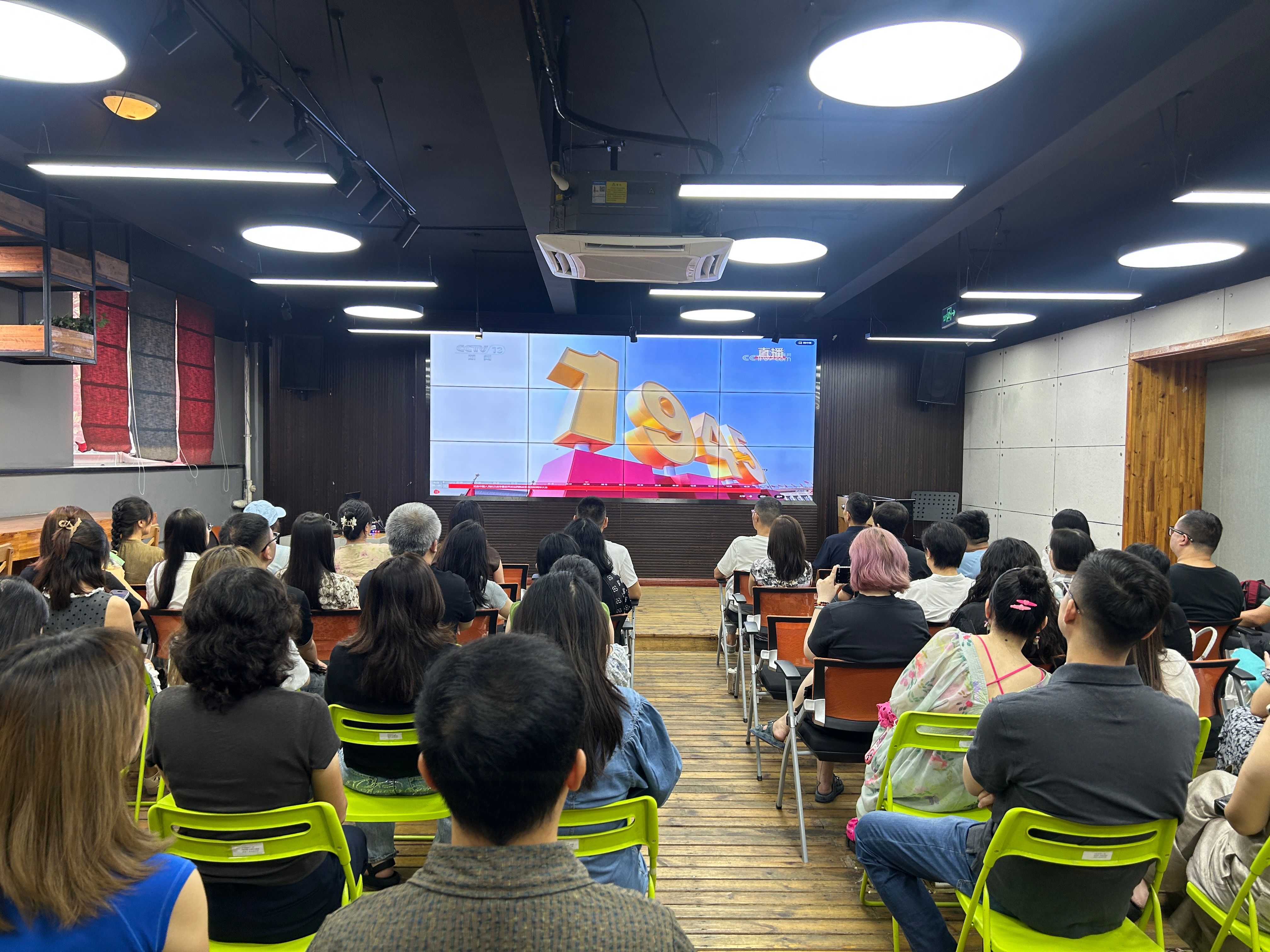 铭记抗战历史，汲取奋...