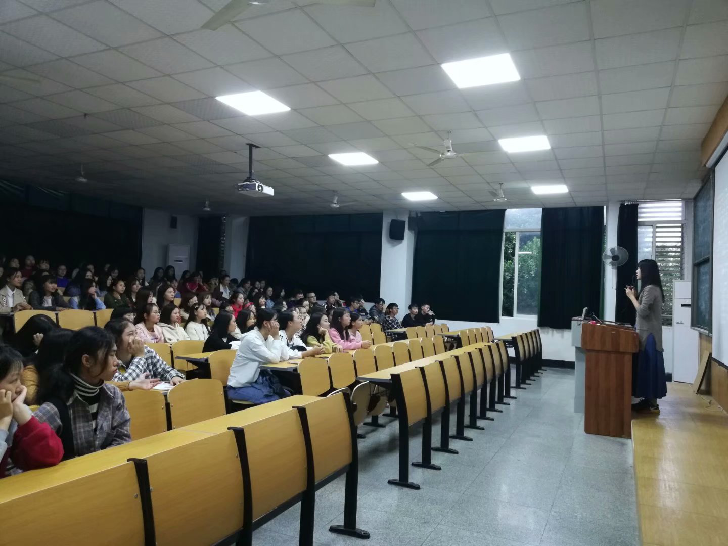 周末返校安全教育班会