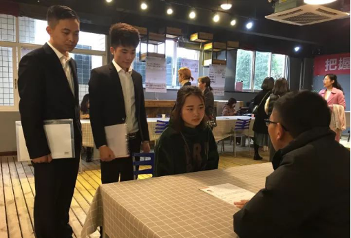 重庆工商职业学院装潢/...