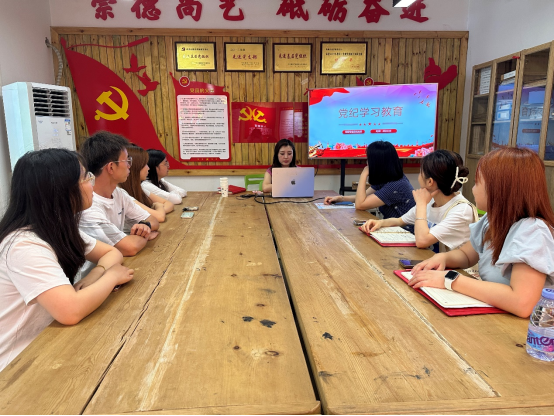 党支部书记讲党课 凝心...