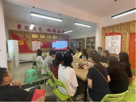 设计专业群党支部深入...