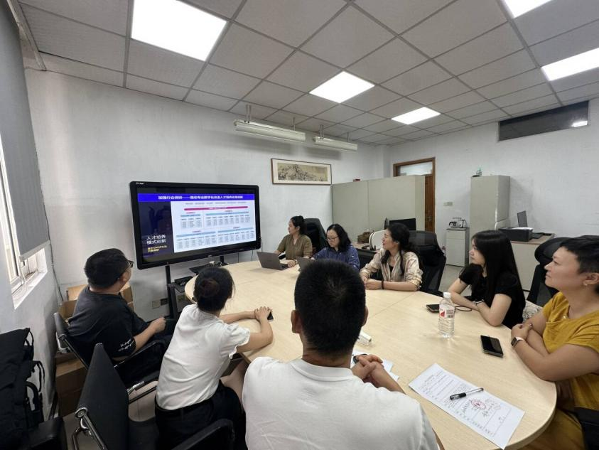 全媒体广告策划与营销...