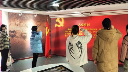 参观红岩文化博物馆，...