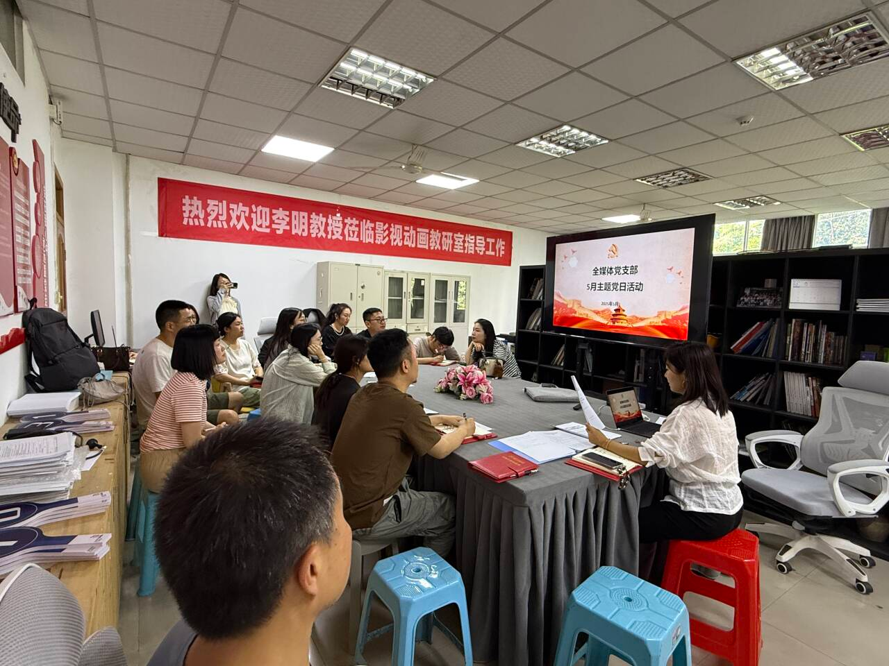 筑牢作风防线 绷紧纪律...