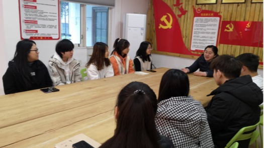 倾听学生心声，关注学...