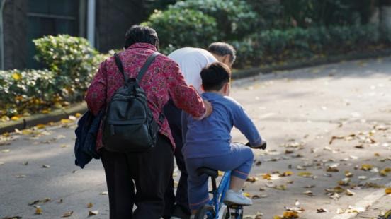 24金奖《陪我长大》 摄...