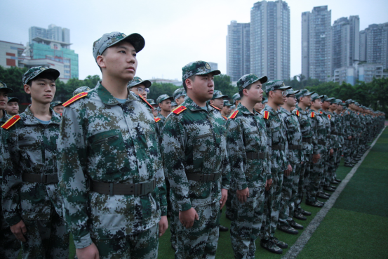 穿上绿军装，青春不一样