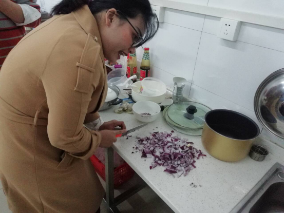 留学生开展“包饺子”...