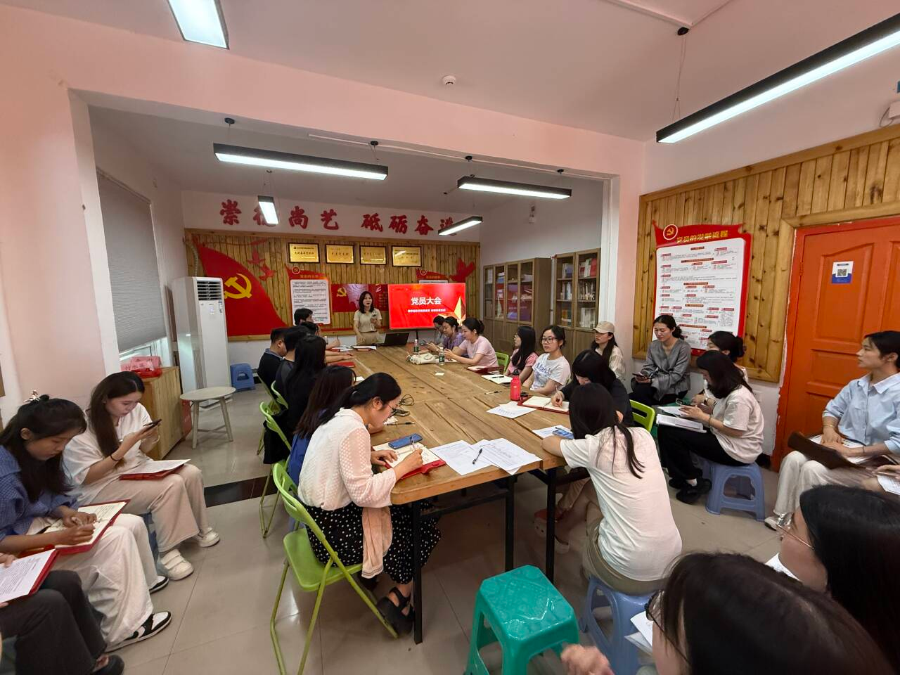 全媒体党支部召开党员...