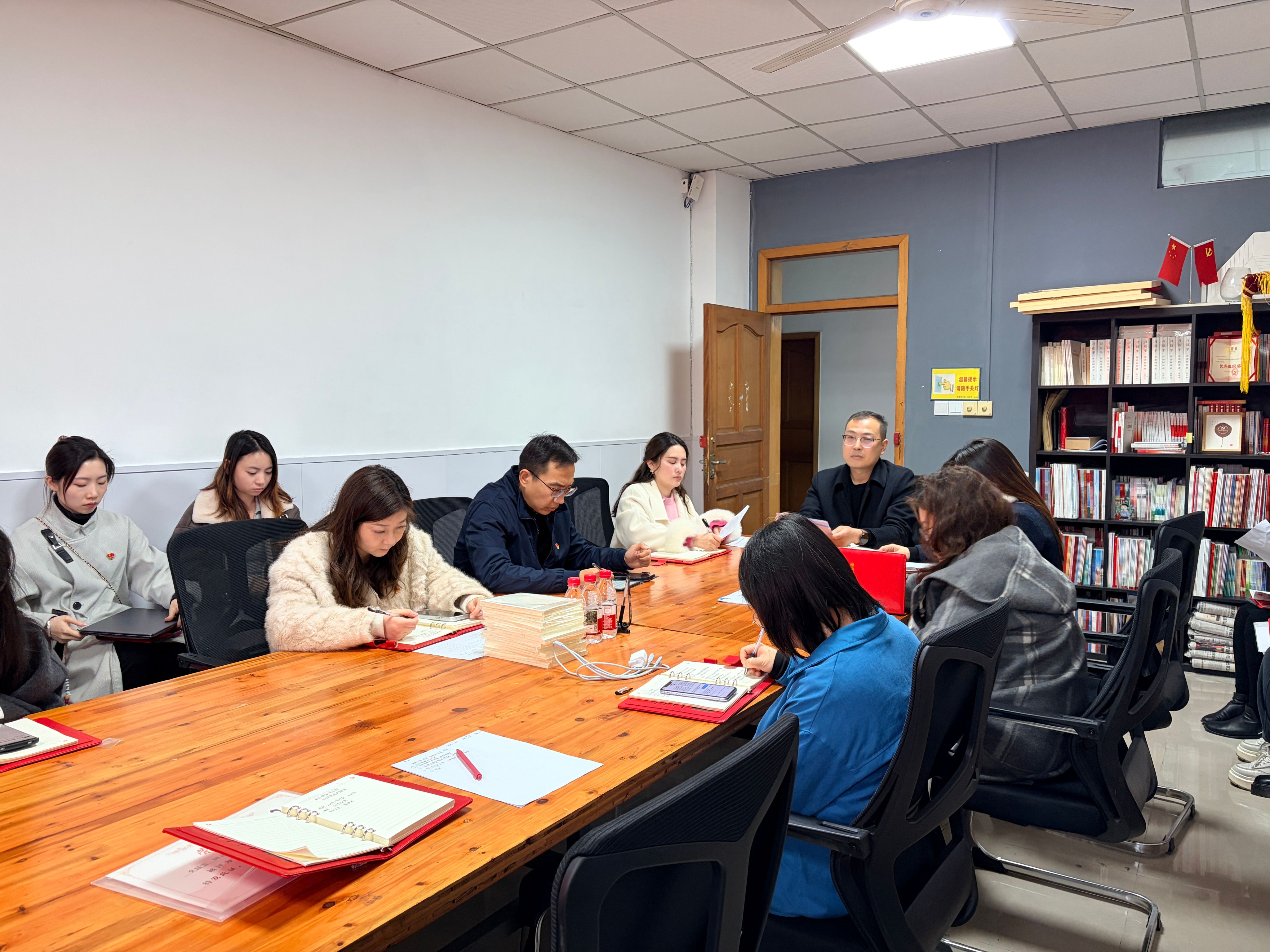 深学细悟强党性 凝心聚...