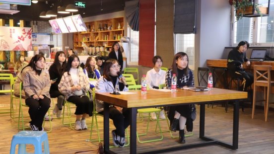 传媒与设计学院顺利开...