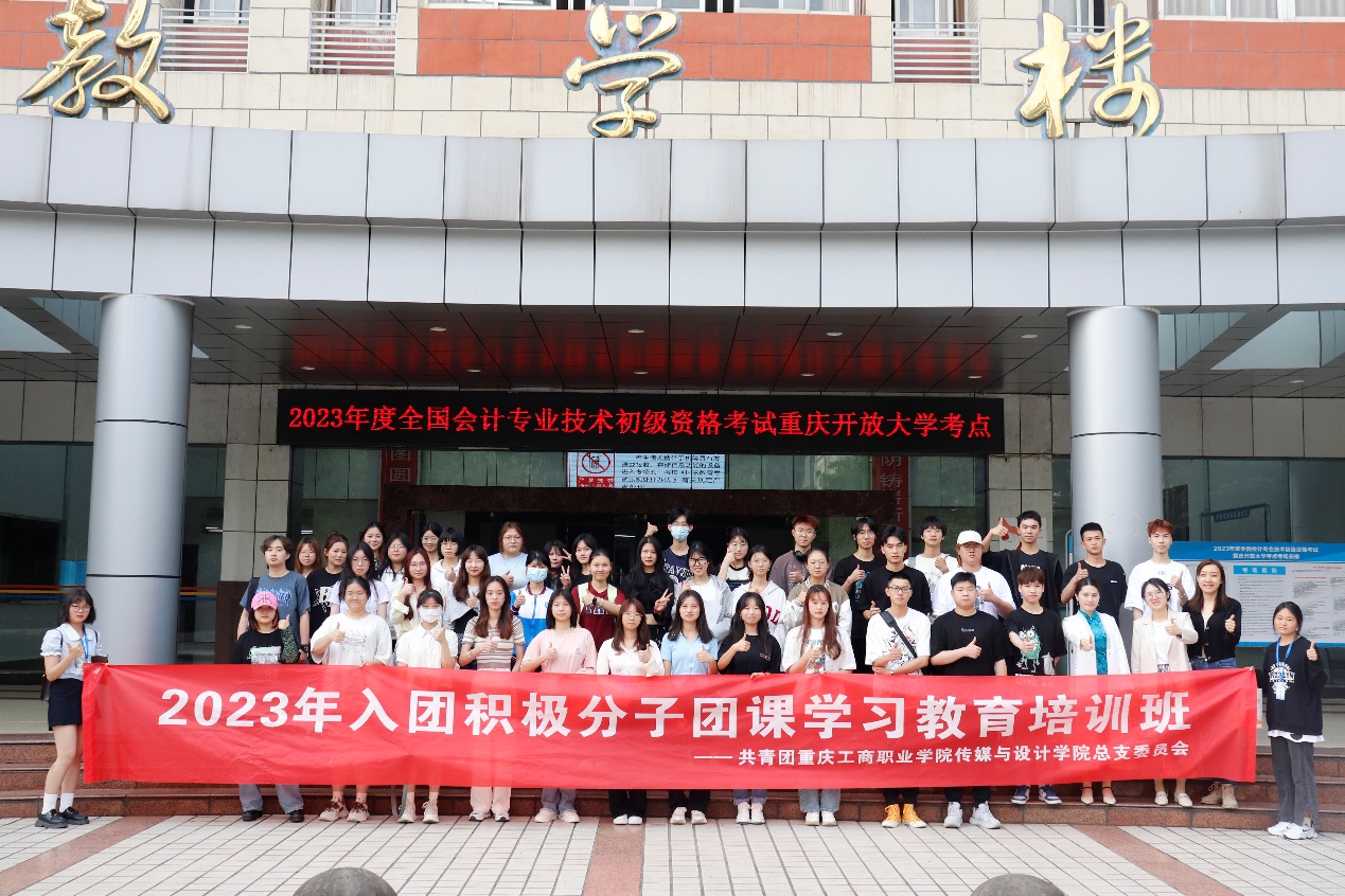 图片包含 建筑, 大, 男人, 人们描述已自动生成