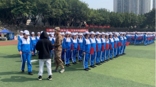 新生军训进行时，党员...