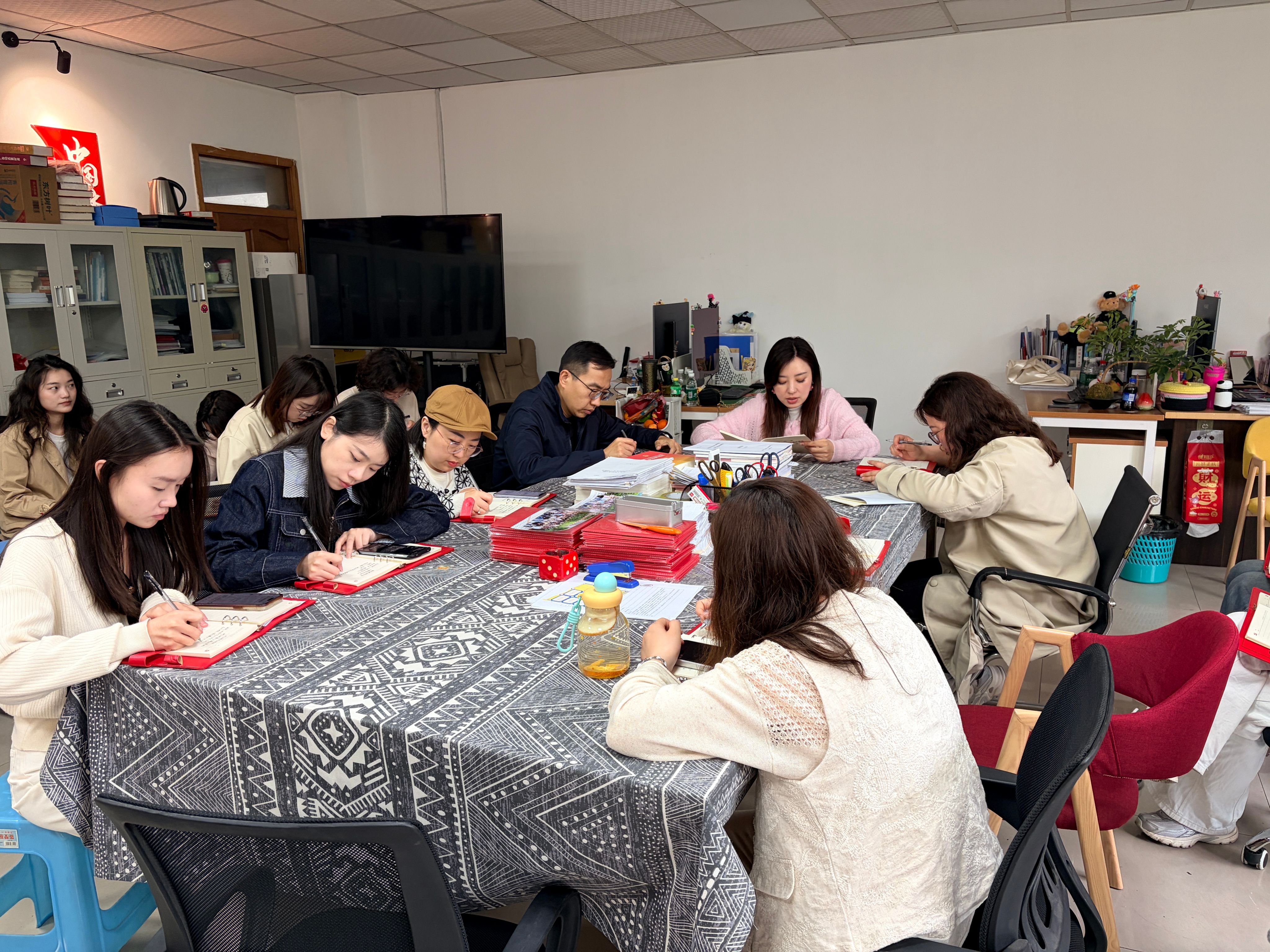 坚守正确政绩观 实干担...